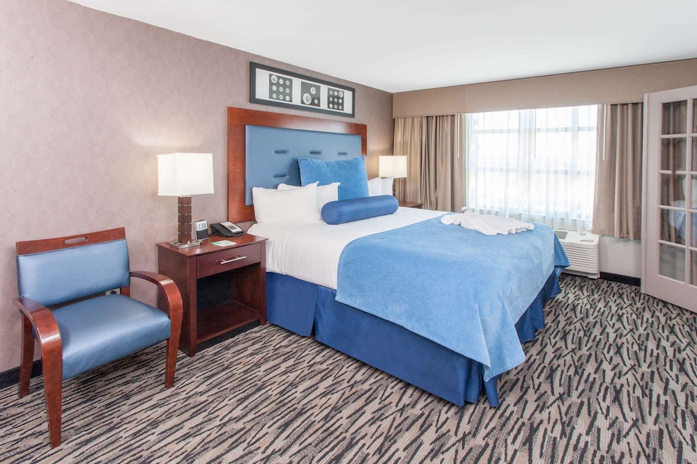 Suite, 1 King Bed, Accessible, Non Smoking photo 3