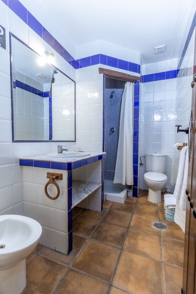 Superior Double or Twin Room - Photo 13