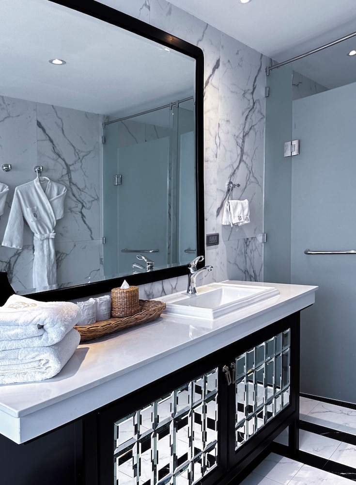 Deluxe King Room - Photo 2