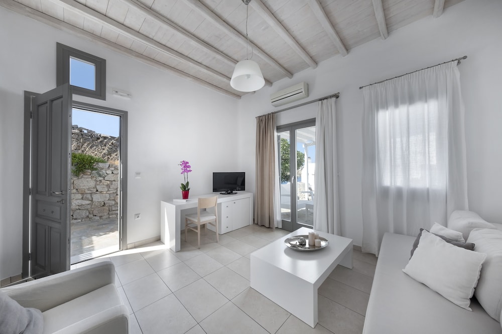 Suite de Dos Habitaciones con Vista Parcial al Mar y Piscina Privada