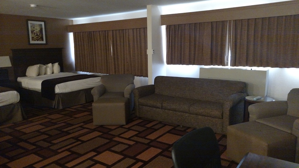 Suite, 1 King Bed, Non Smoking, Refrigerator & Microwave - Photo 2
