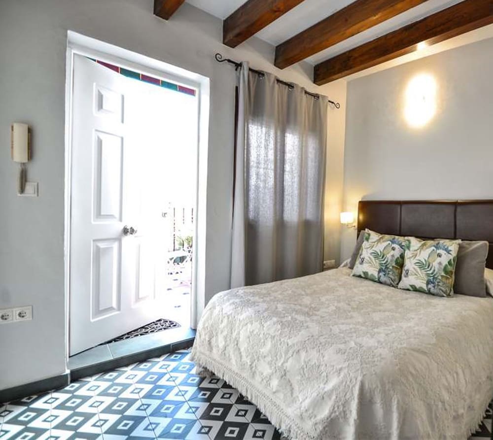 Casa, 2 habitaciones, patio.