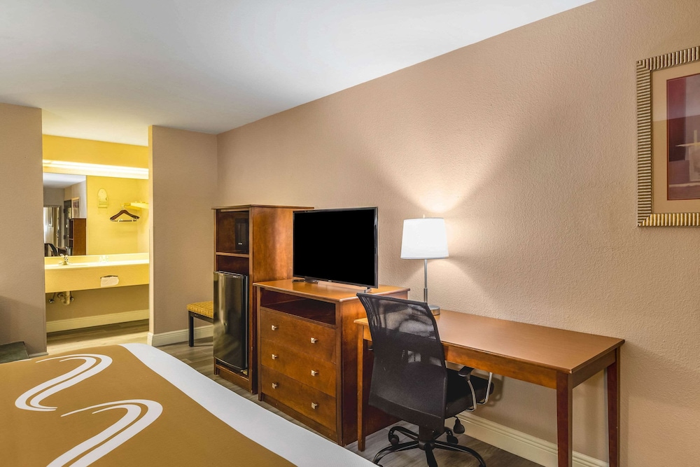 Suite, 1 King Bed, Non Smoking photo 2