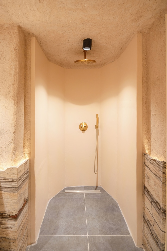 Deluxe Cave Room - Photo 19