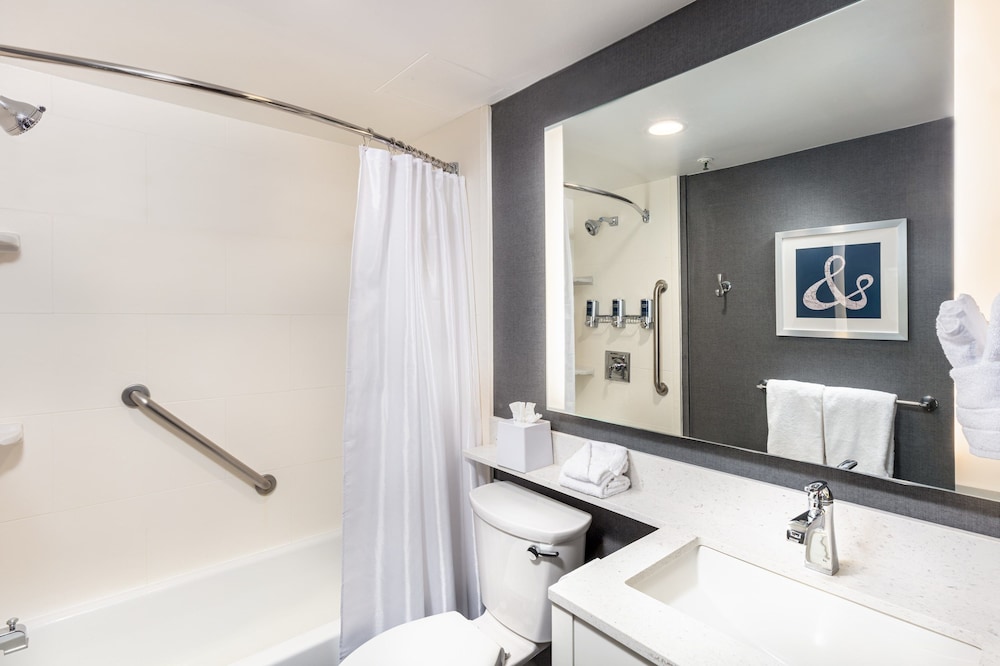 Deluxe Room, 2 Queen Beds (Mobility/Hearing Accessible, Tub) thumbnail 5
