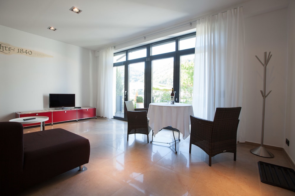 Suite, River View - Photo 15