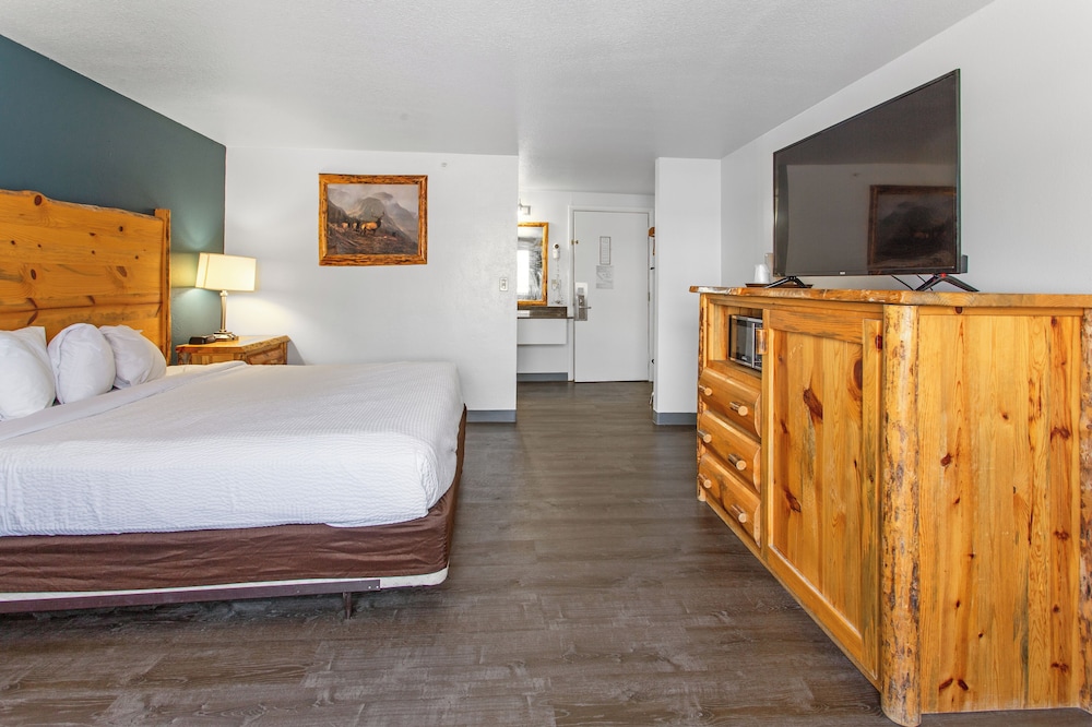Standard Room, 1 King Bed, Non Smoking, Refrigerator & Microwave - Photo 3
