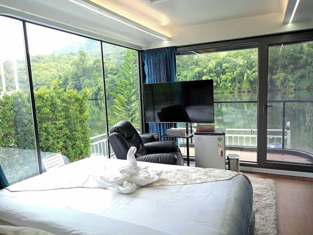 Family Room, River View