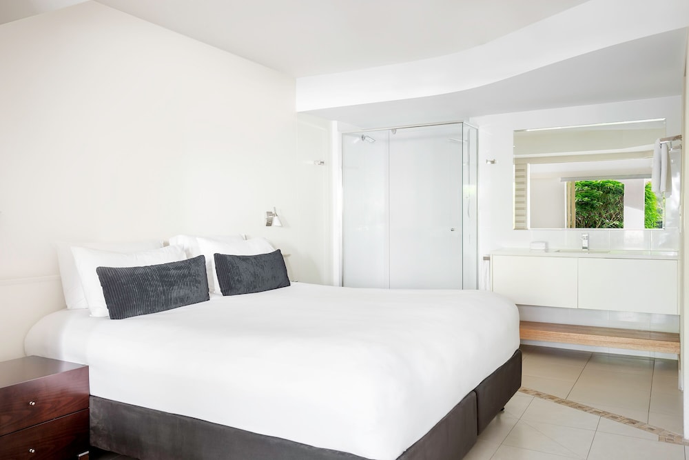 Two Bedroom Poolside Apartment - Photo 3