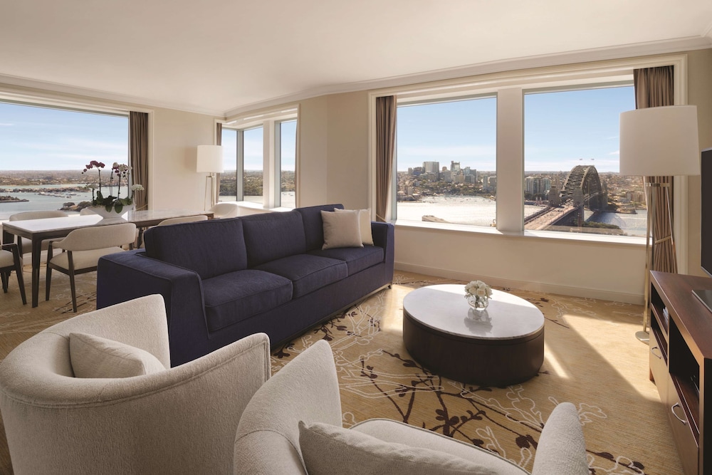 Suite, Club Lounge Access, Harbor View (Governor, High Floor)