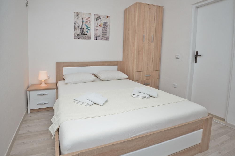 Economy Studio, 1 Queen Bed photo 1