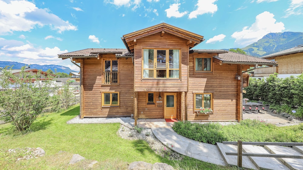 Traditional Chalet, 2 Bedrooms, Pool Access, Mountain View (140 m2)