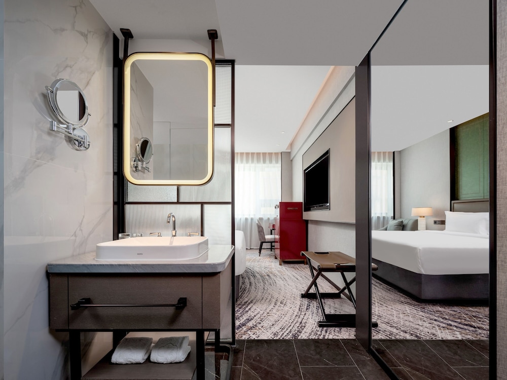 Superior Room, 1 Queen Bed (with Dyson hairdryer) photo 2