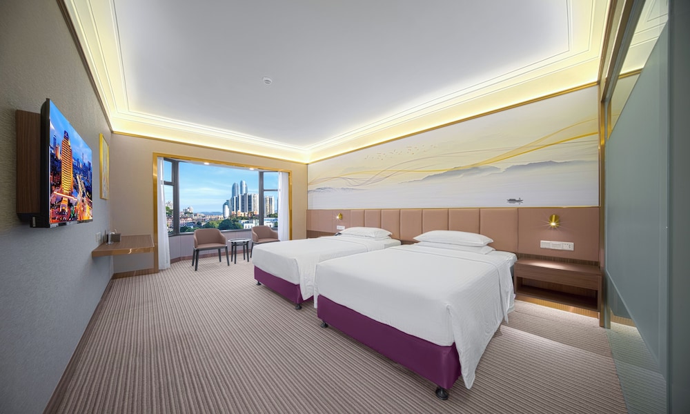 Premier Deluxe King Bed Room - Photo 6
