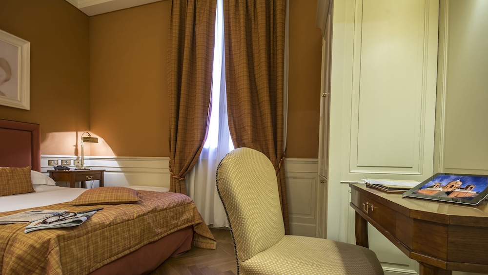 Economy double room 1 semi-double bed 110-130 cm. maximum - Photo 2