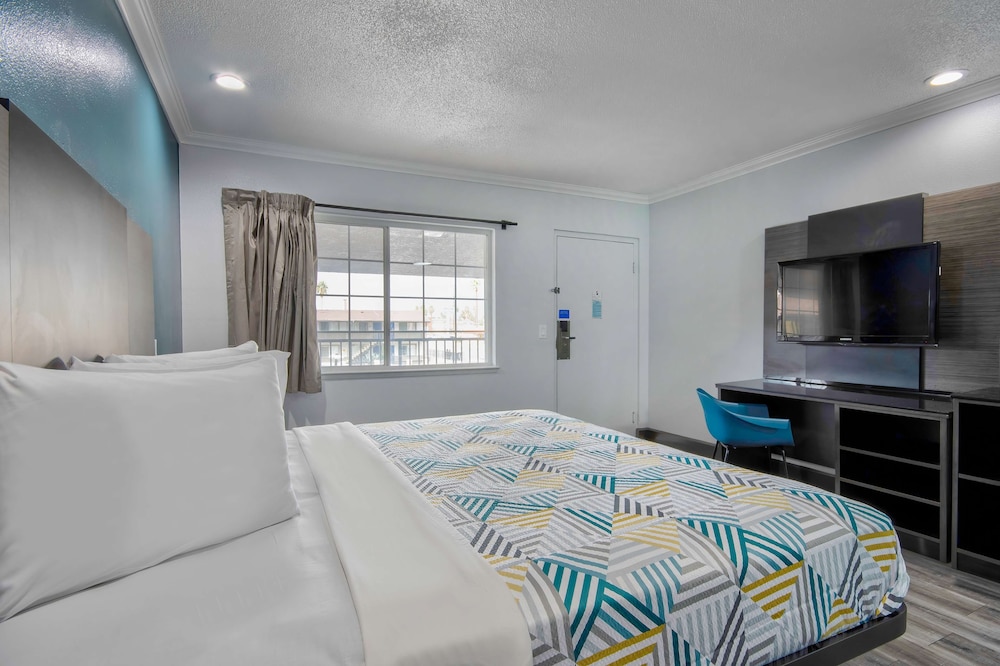 Standard Suite, 1 King Bed, Accessible, Non Smoking photo 1