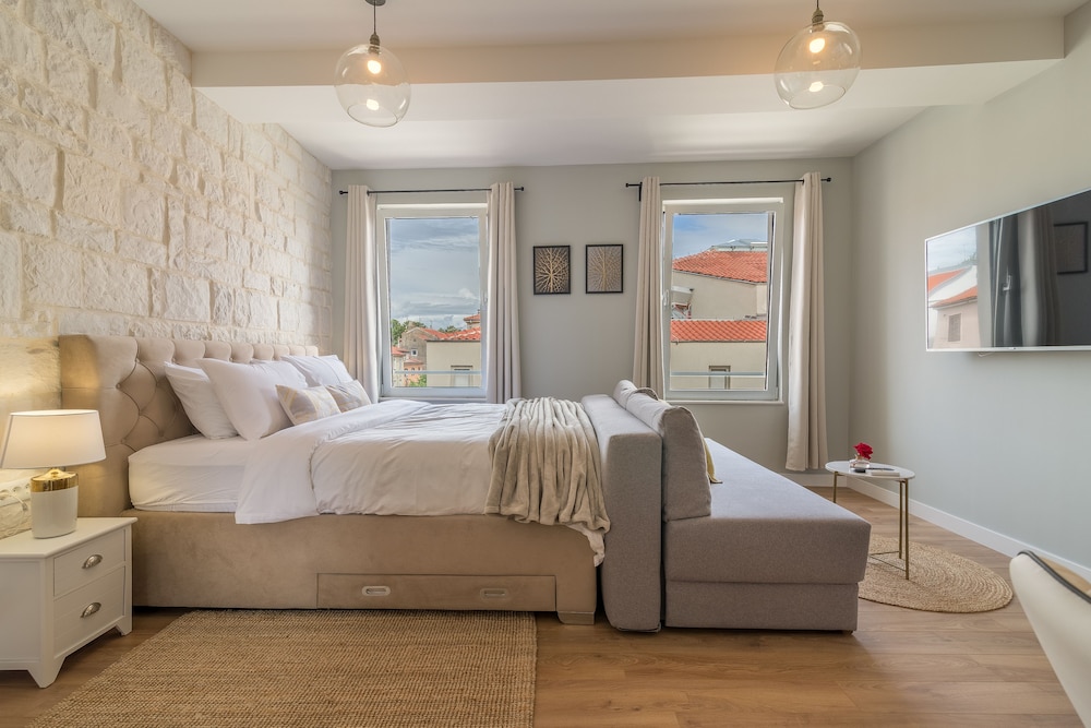Deluxe Studio Suite, City View