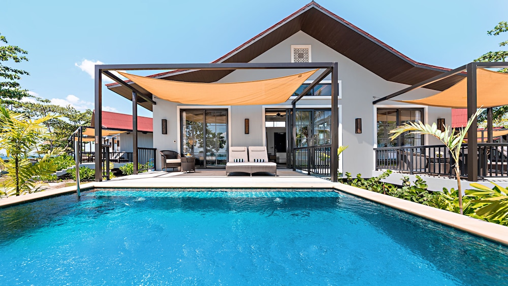 1 Bedroom Ocean Suite with Pool, King - Photo 5