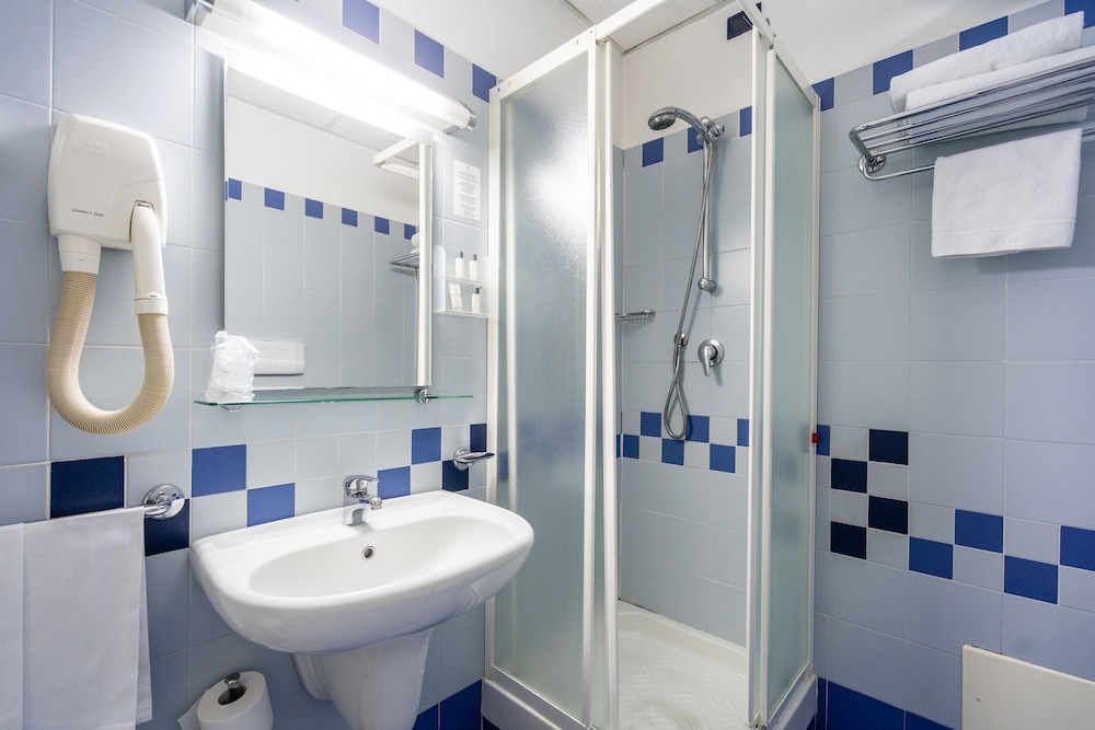 Double Room - Photo 11