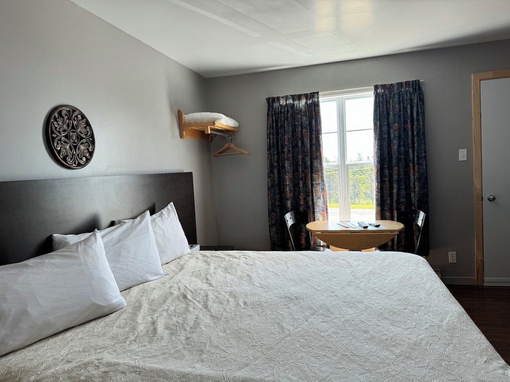 Standard Room, 1 Queen Bed photo 3