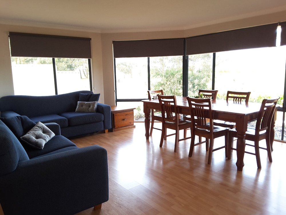 Standard Chalet, 2 Bedrooms, Non Smoking, Kitchen (Chalet 1 The Cape Howe) photo 3