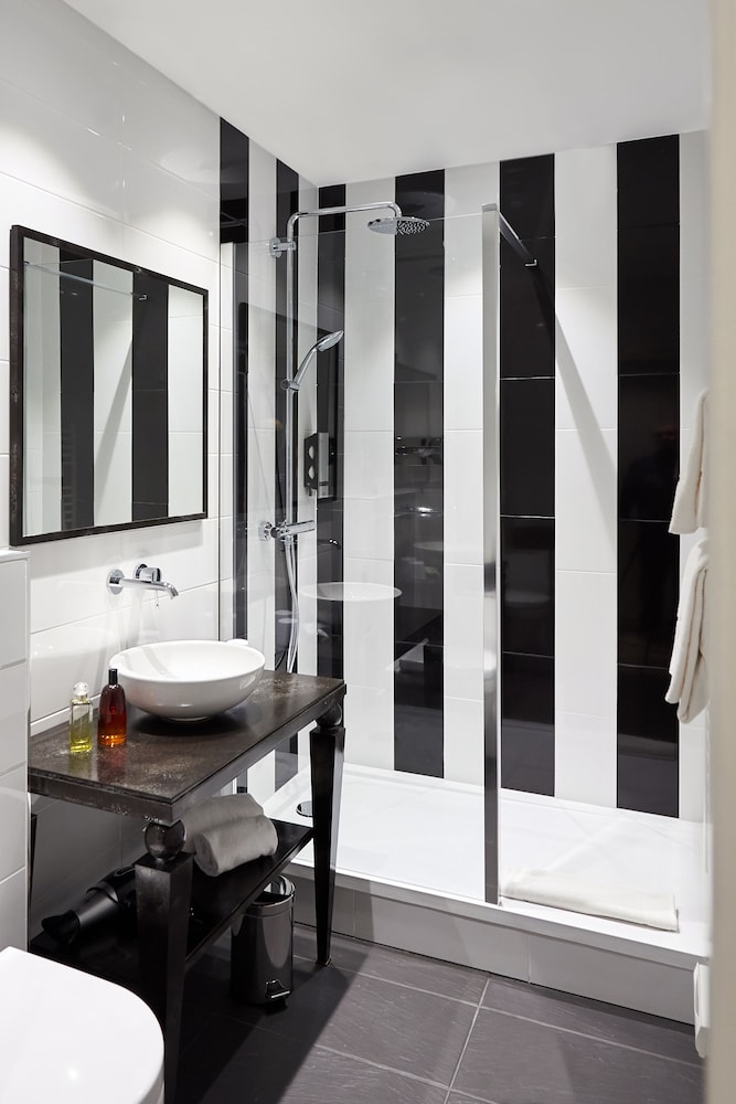 Superior Twin Room thumbnail 6