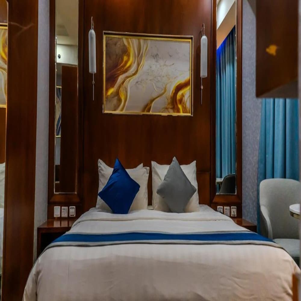 Deluxe Room, 1 King Bed photo 2