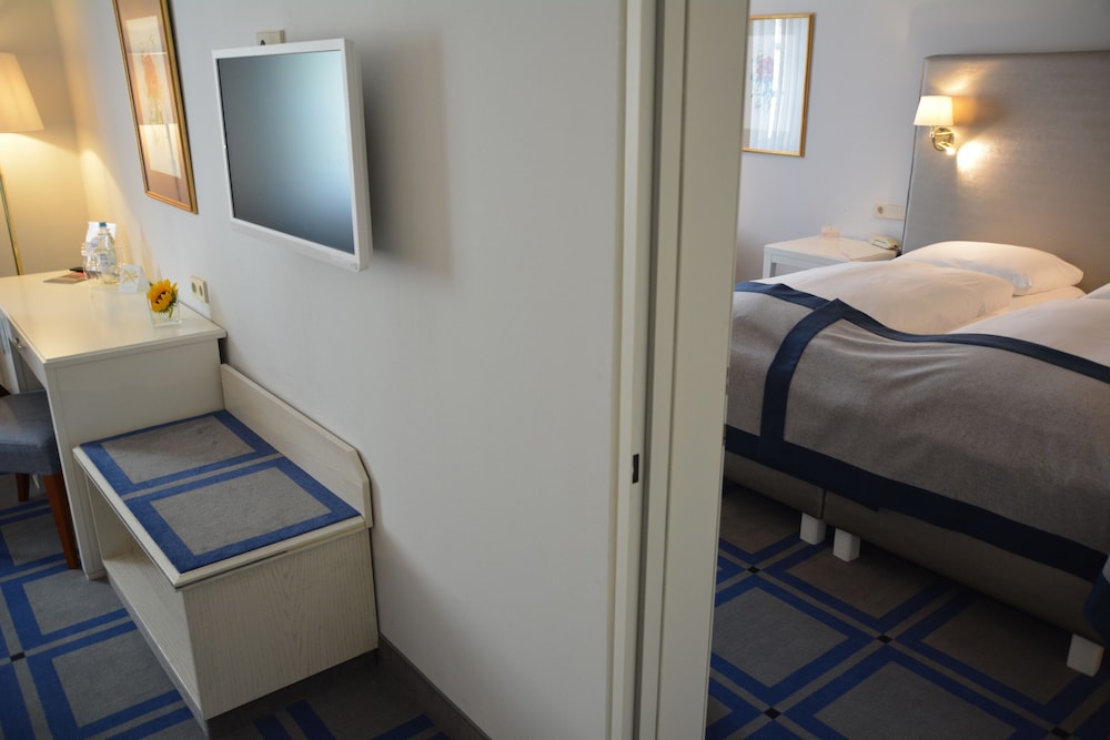 Family Room, Connecting Rooms - Photo 2