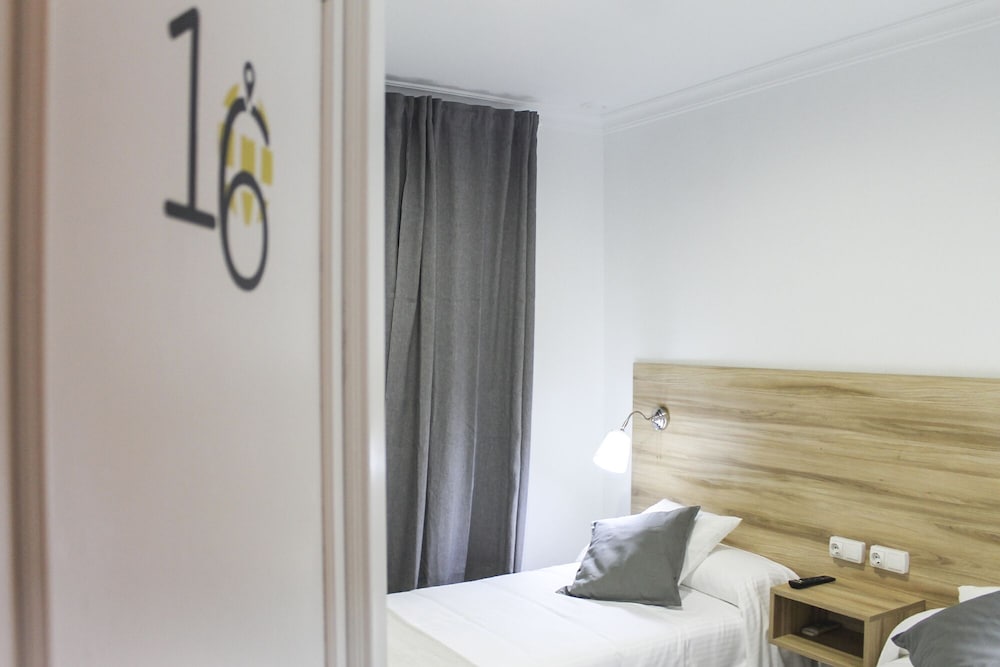 Business Twin Room - Photo 2