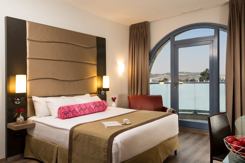 Superior Room with Balcony - Photo 3