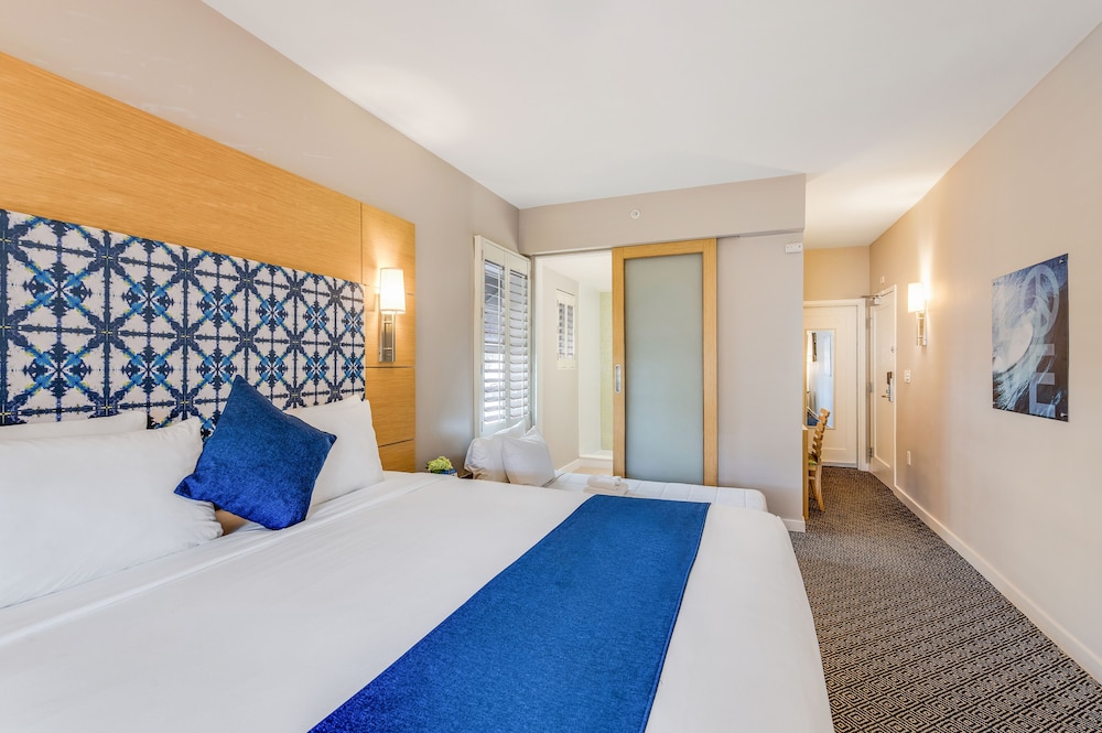 Deluxe Room, 1 King Bed - Photo 3