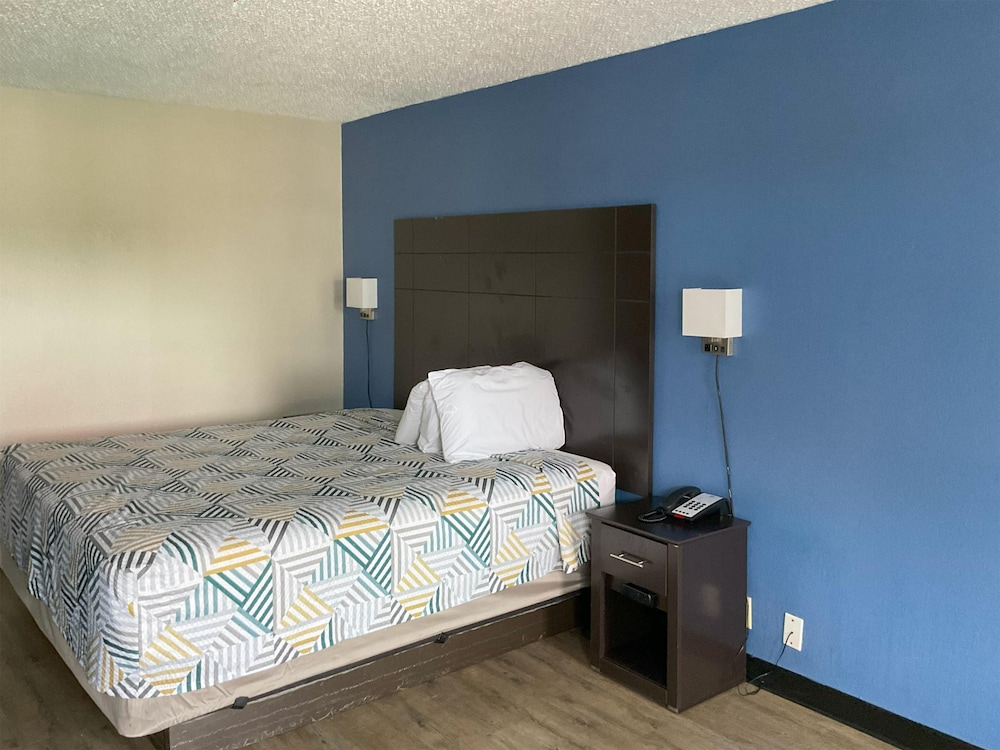 Standard Room, 1 King Bed, Non Smoking, Refrigerator & Microwave - Photo 6