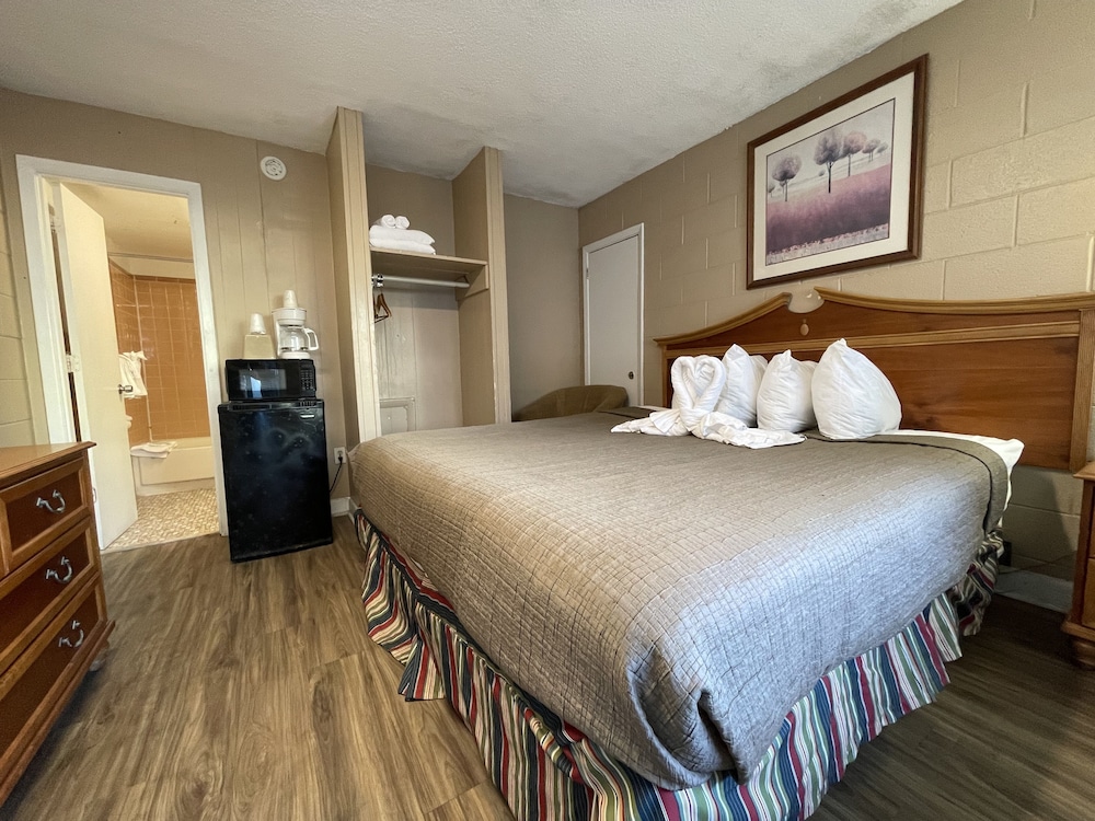 Standard Single Room, 1 King Bed, Smoking