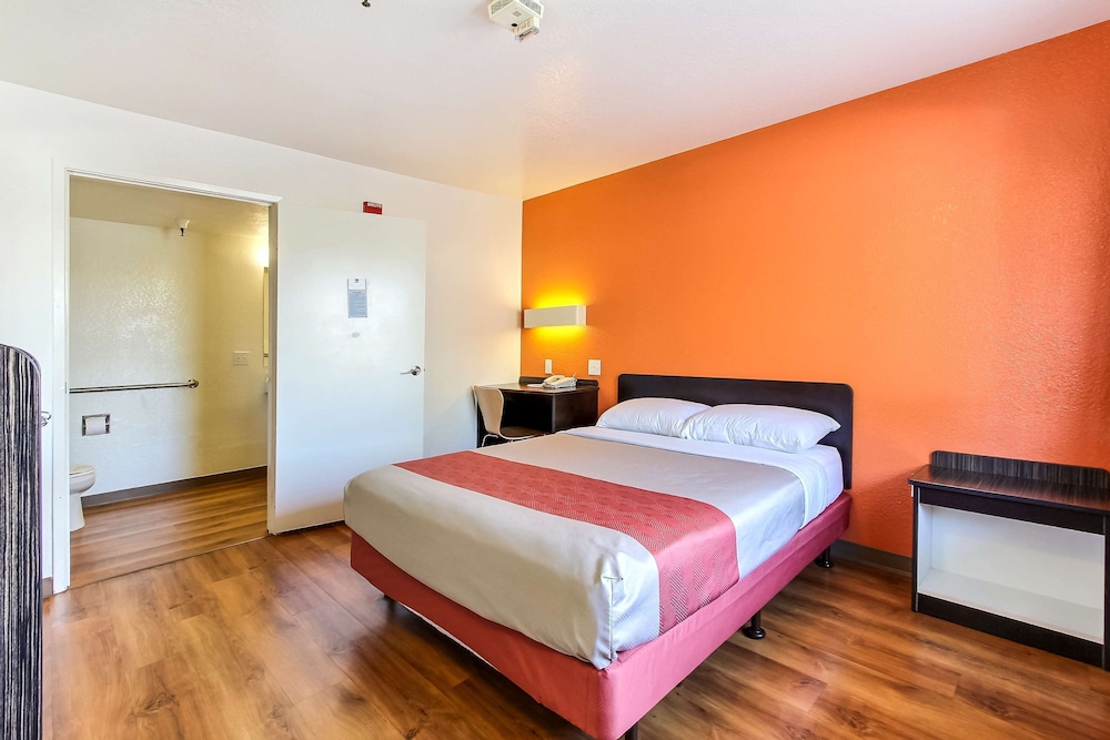 Deluxe Room, 1 Queen Bed, Non Smoking, Refrigerator & Microwave photo 1