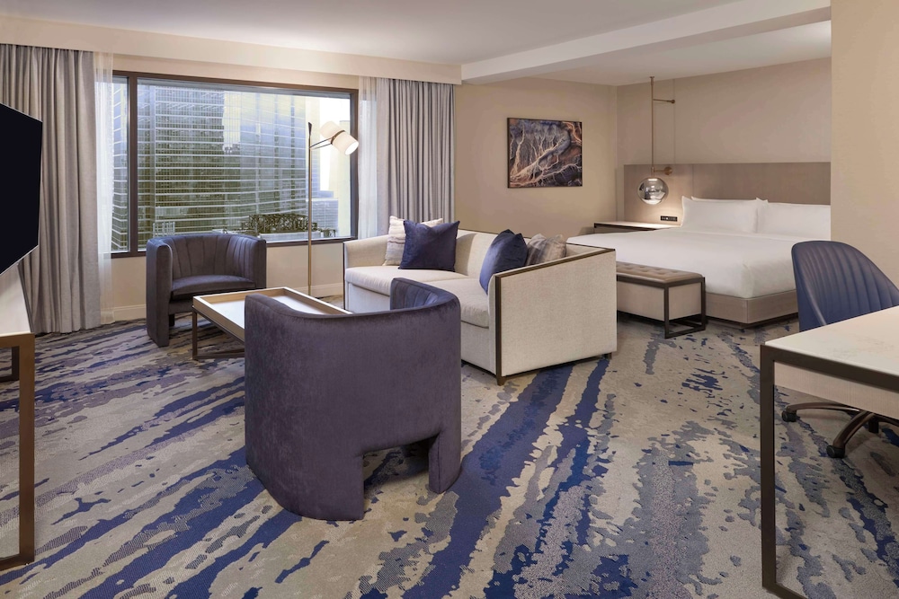 Junior Suite Accessible Room - One King Bed - Photo 1