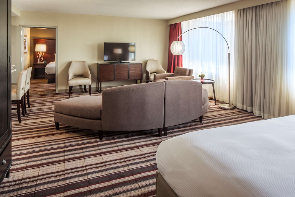 Junior Suite, 1 King Bed, Accessible (Roll-in Shower) - Photo 5