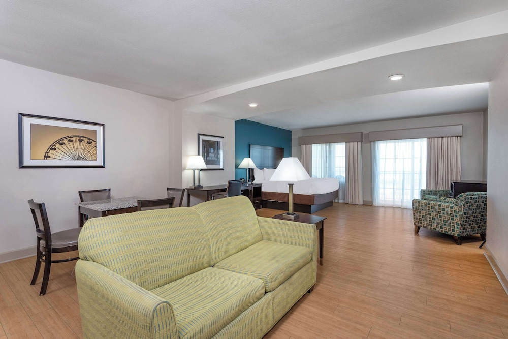 Deluxe Room, 1 King Bed, Non Smoking (Efficiency) photo 2