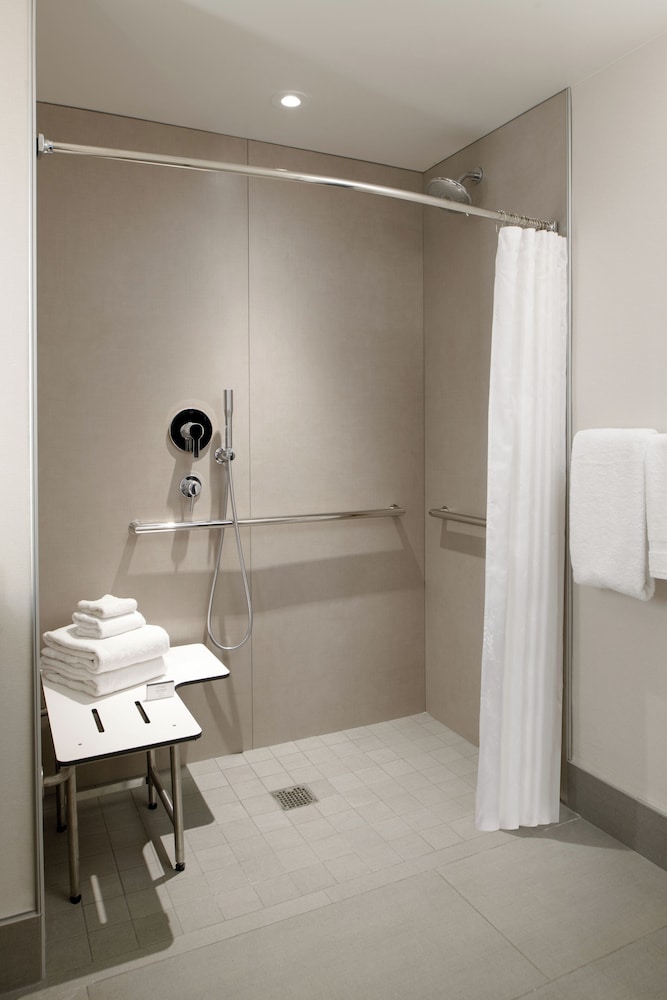 Traditional Room, 2 Queen Beds (Mobility Accessible, Roll-in Shower) - Photo 5