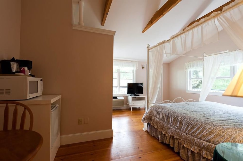2 Bedroom Suite, 1 King, 2 Twins, 2 Bath photo 1