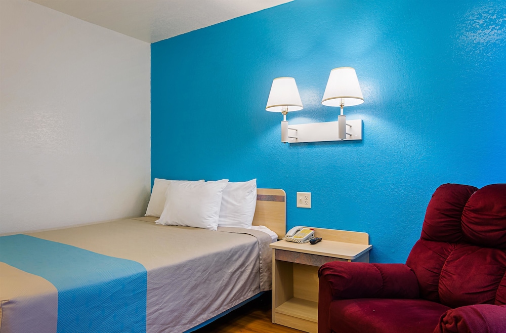 Standard Room, 1 Queen Bed, Non Smoking, Refrigerator & Microwave photo 2