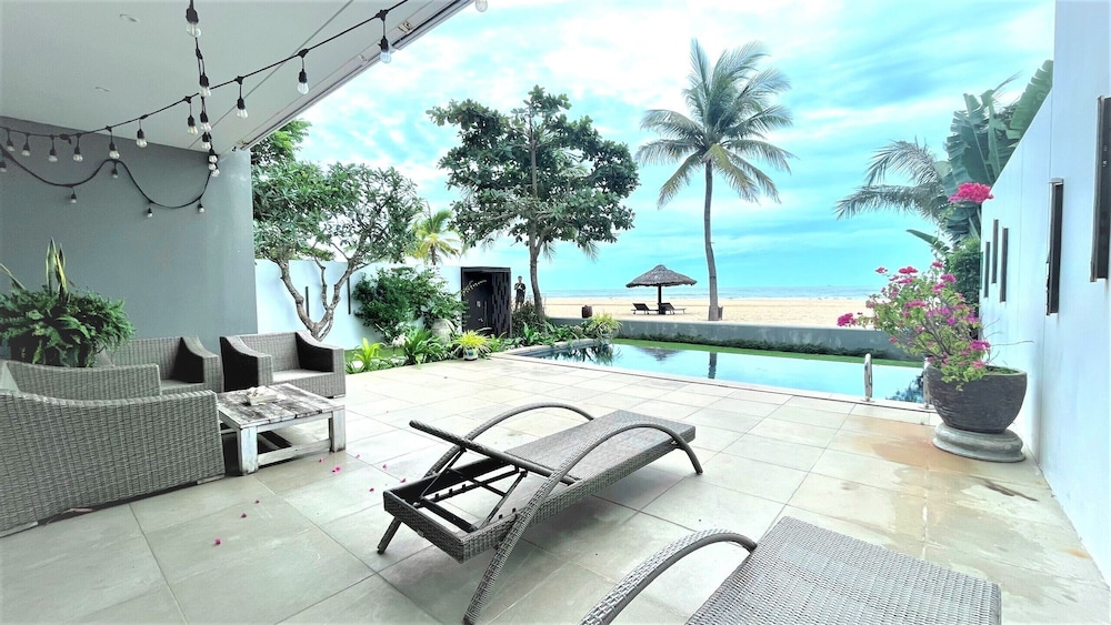 Beachfront Pool Villa photo 2