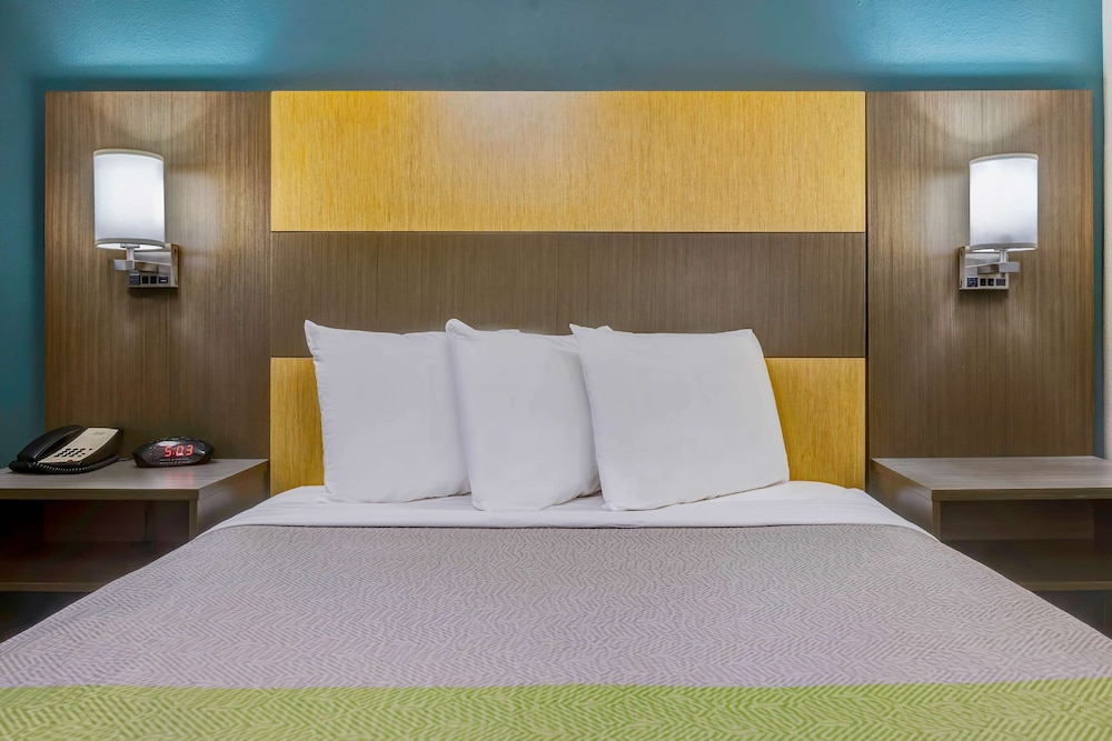 Deluxe Room, 1 Queen Bed, Non Smoking, Kitchenette - Photo 4