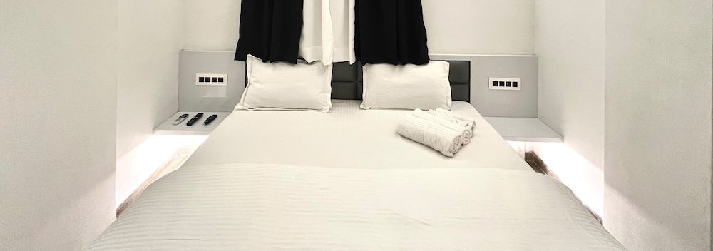 Deluxe Apartment, 1 Queen Bed, Smoking, Bathtub