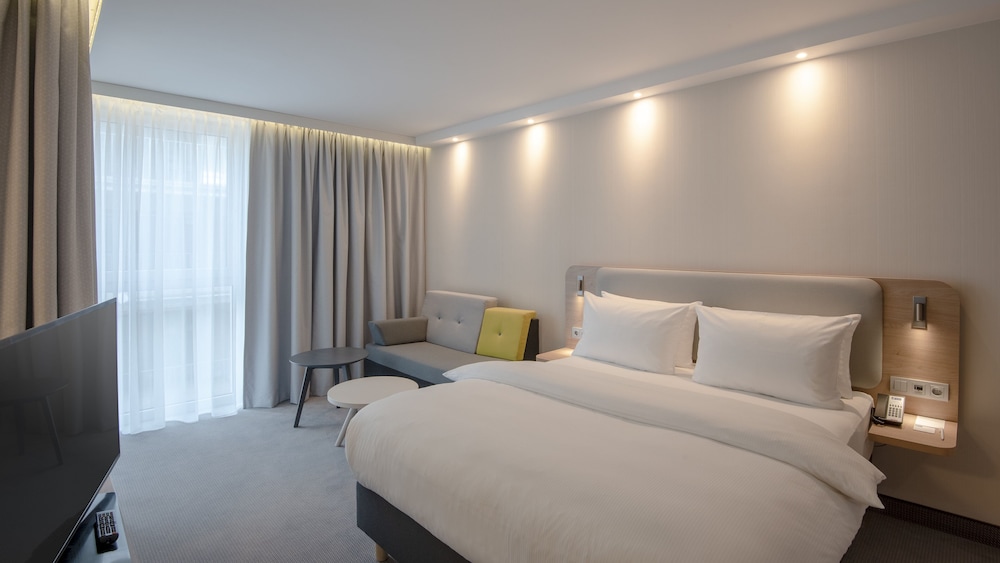 Suite, 1 Queen Bed, Balcony - Photo 7