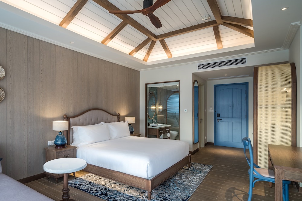 Premium Room, 1 King Bed (Deluxe) - Photo 4