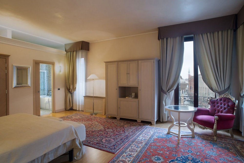 Exclusive Suite, Canal View