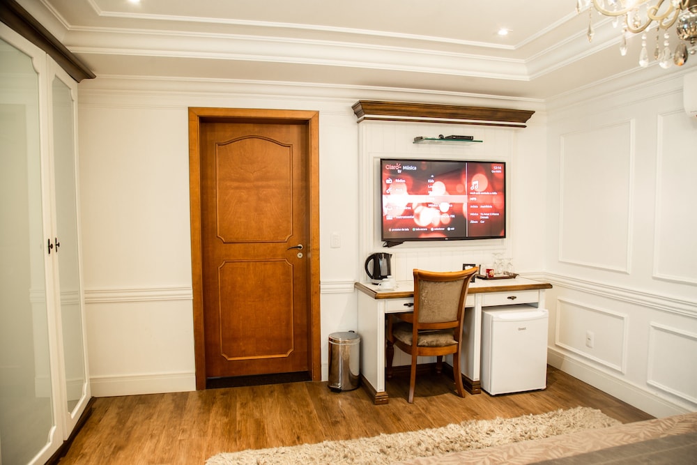 Luxury Suite, Jetted Tub thumbnail 5
