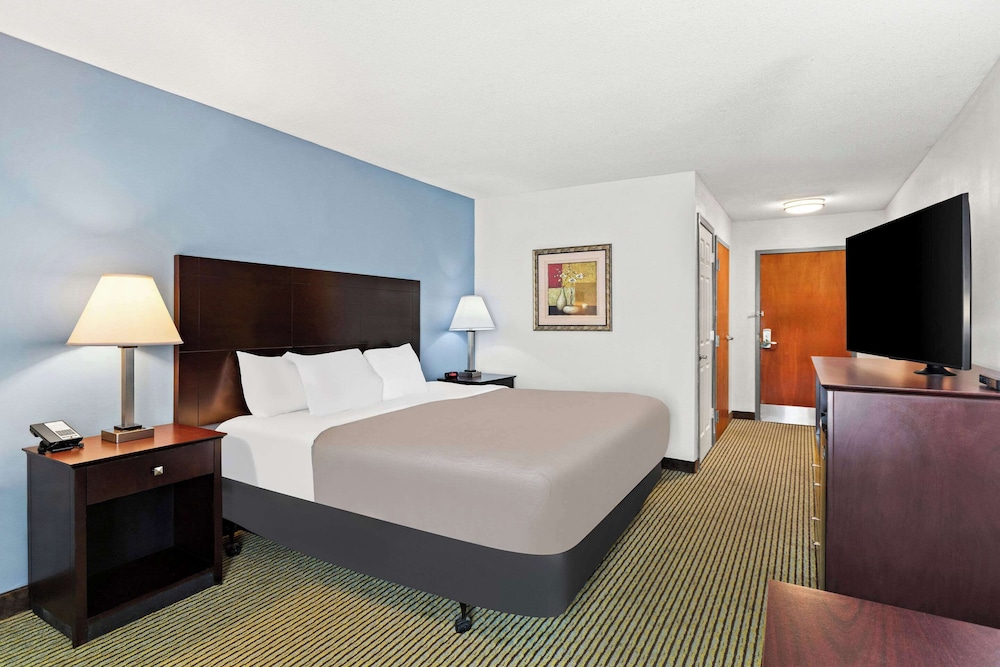 Room, 1 King Bed, Accessible, Non Smoking (Roll-In Shower) - Photo 4