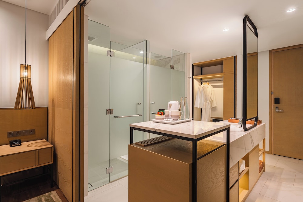 Standard Room, 1 King Bed (Pond View) - Photo 2