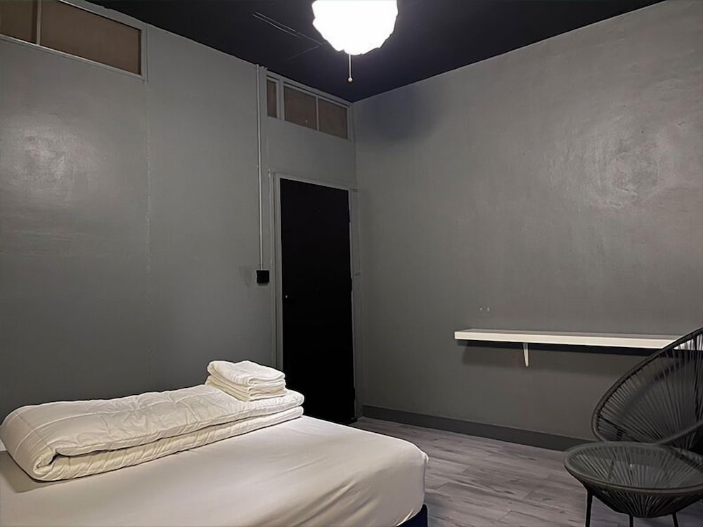 Design Single Room, 1 Bedroom, Shared Bathroom photo 3